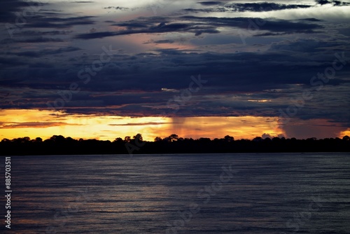 Magisches Sonnenlicht über dem amazonas