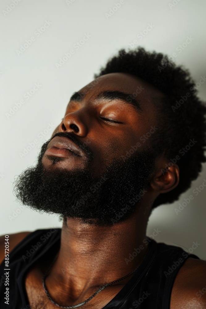 Obraz premium A man with a long beard wearing a black shirt