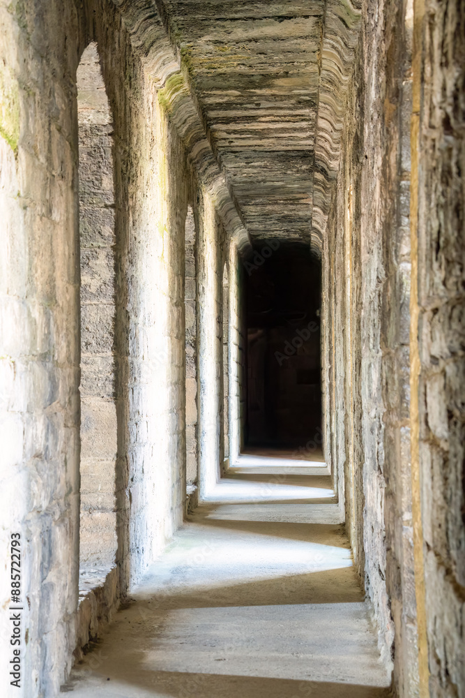 Obraz premium a corridor walkway along the inside of a medieval castle wall