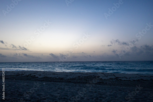 Amanecer en las playas de Cancún, Quintana Roo.