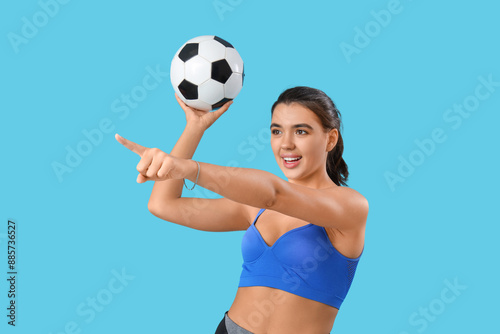 Sporty young woman with soc...