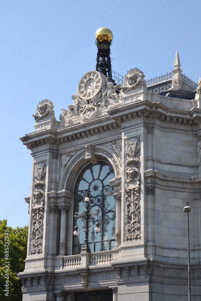 Obraz premium Madrid, Espagne, 15 Juillet 2015 : verrière au dessus de l’entrée de la banque d’Espagne, dans la rue Alcala, le Paseo del Prado et la Calle de los Madrazo, en face du Palais des cybèles