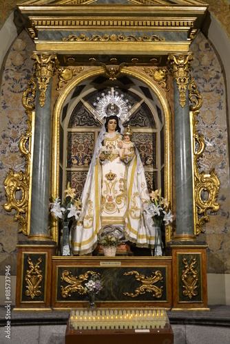 Madrid, Espagne, 15 Juillet 2015 : Intérieur de l'église de Saint Joseph, achevée en 1748, de style baroque madrilène édifiée en forme de croix latine avec une nef centrale et deux collatéraux. photo