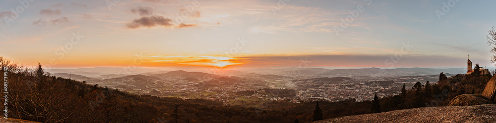 Fototapeta premium Montanhas Majestosas: A Grandeza dos Picos e Vales