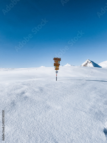 Eingeschneiter Wegweiser in den Alpen