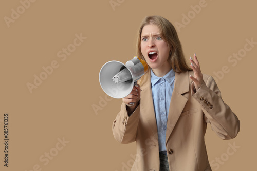 Protesting female journalis...