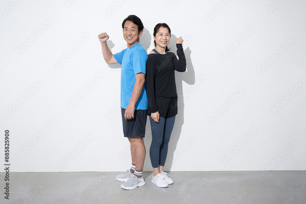 Fototapeta premium スポーツや健康などをする50代の夫婦の全身のカメラ目線 ガッツポーズ