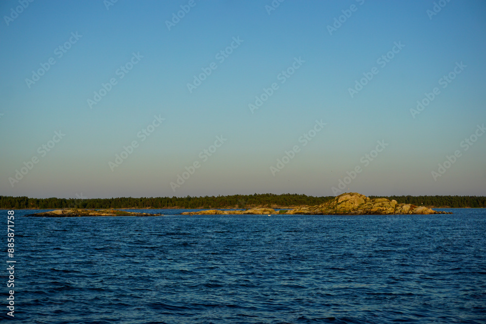 Obraz premium Scenic view of sea against clear blue sky