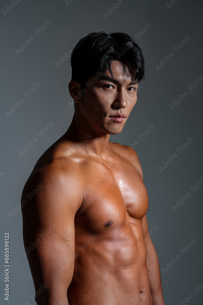 鍛え上げられた肉体を持つアジア男性のクールなフィットネスイメージ 鍛え上げられた肉体を持つアジア男性のクールなフィットネスイメージ