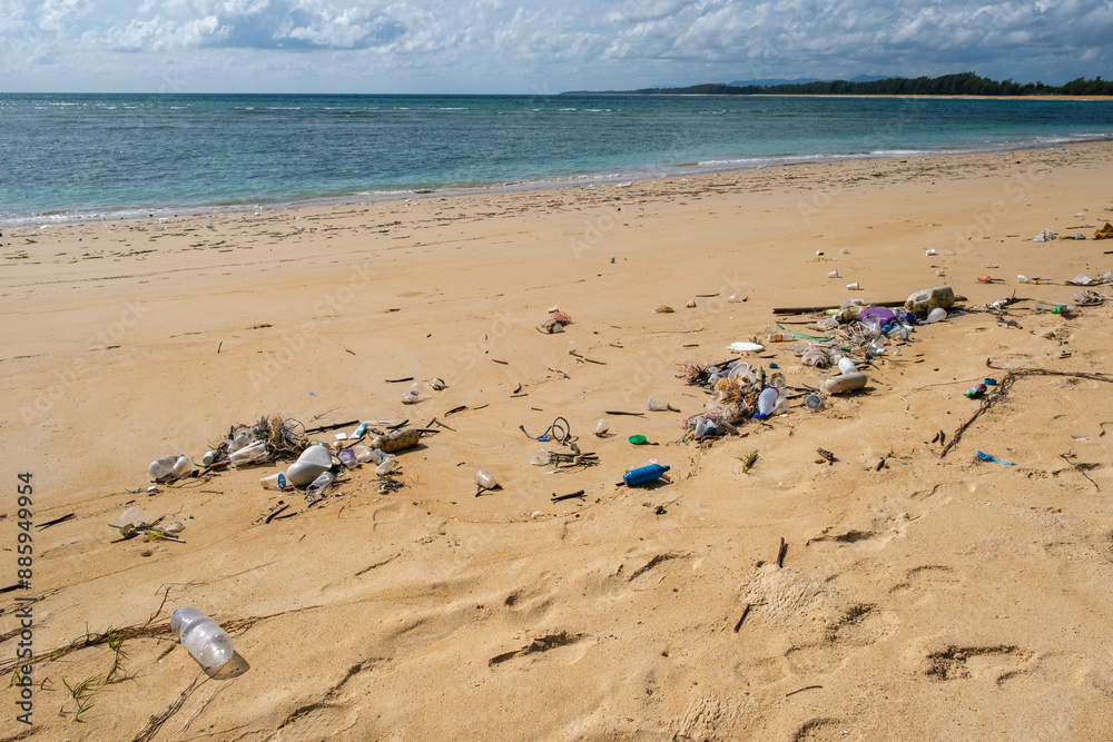 Obraz premium Beach in Thailand ruined by heavy plastic pollution. Ecological problem concept