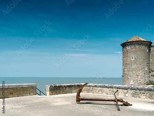 Fort Vauban de Fouras-les-Bains. Ancienne terrasse et observatoire avec canons avec vue imprenable sur l'Estuaire de la Charente, les îles d'Aix, Oléron et Ré et le Fort Boyard photo