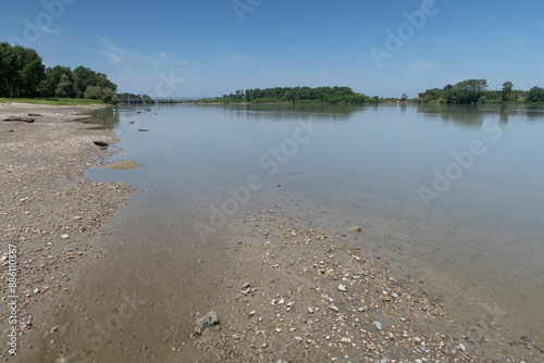 Obraz na płótnie Po river landscape view panorama water riverbed horizon w salonie