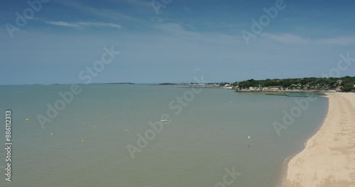 La Grande plage de Fouras le long de la presqu'île de l'Aiguille, face au littoral Charentais, la pointe de la Fumée et l'Île d'Aix au Nord Ouest
 photo