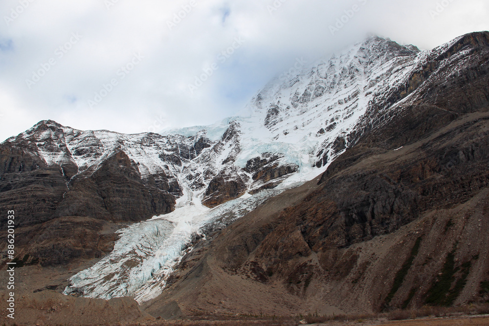 Fototapeta premium Glacier covered mountains in Mount Robson Provincial Park, British Columbia, Canada