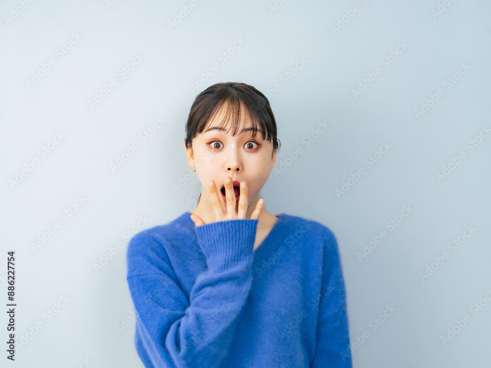 驚いた表情の女性 驚いた表情の女性
