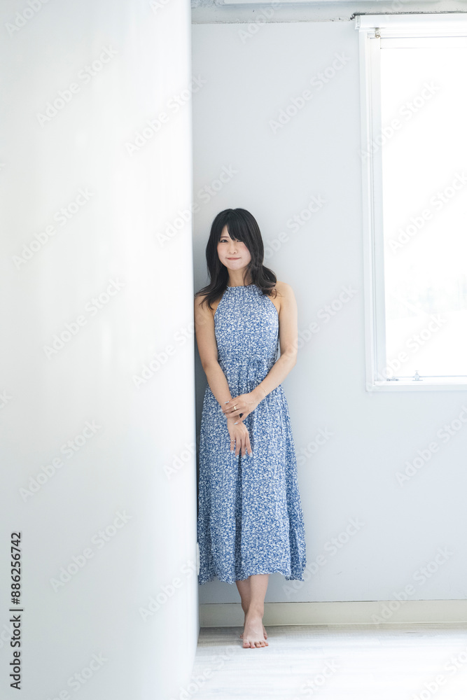 夏のワンピースを着た女性 夏のワンピースを着た女性