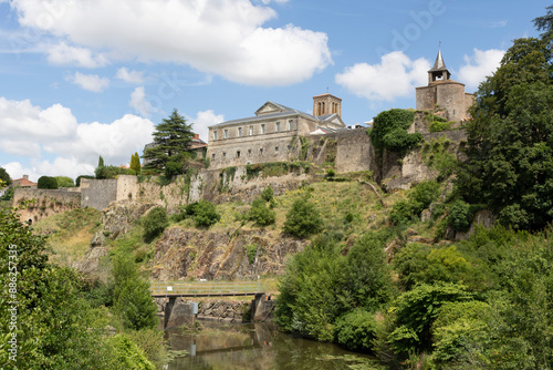 Visible to the river le Thouet and La ville du Moyen Âge Parthenay. France