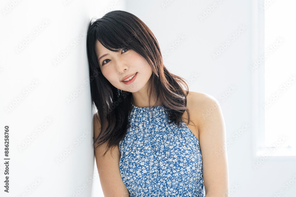 夏のワンピースを着た女性 夏のワンピースを着た女性