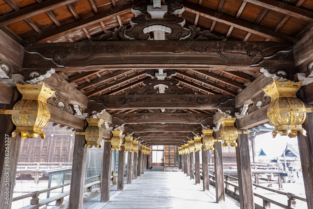 Obraz premium 専修寺の国宝「御影堂」への渡り廊下 三重県津市