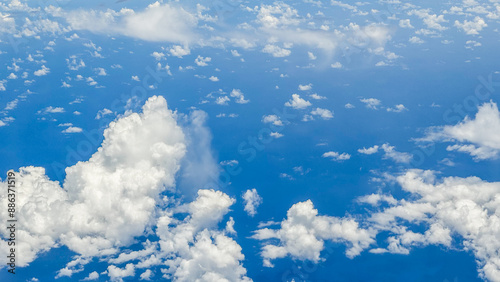 上空から見た海と雲