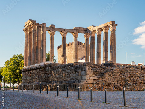Columnas de piedra en el templo romano de Evora, Portugal