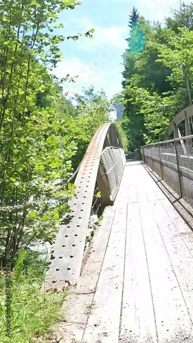 fahrradtour über eine brücke über einen fluss in der schweiz