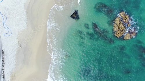 A beautiful beach in Gangwon-do, Korea, and a 4k high-definition photograph of the emerald-blue beach from the sky_12