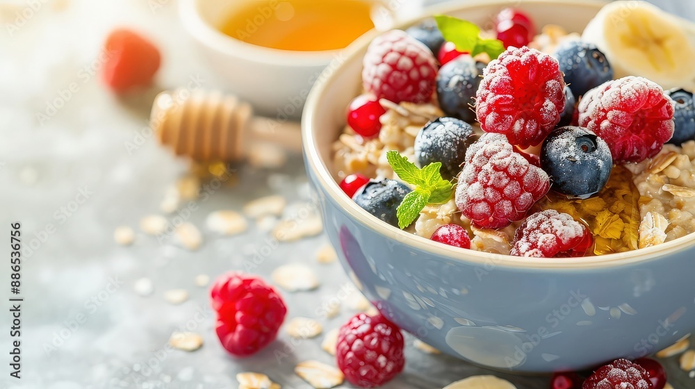 Delicious Oatmeal with Berries and Honey Delicious Oatmeal with Berries and Honey