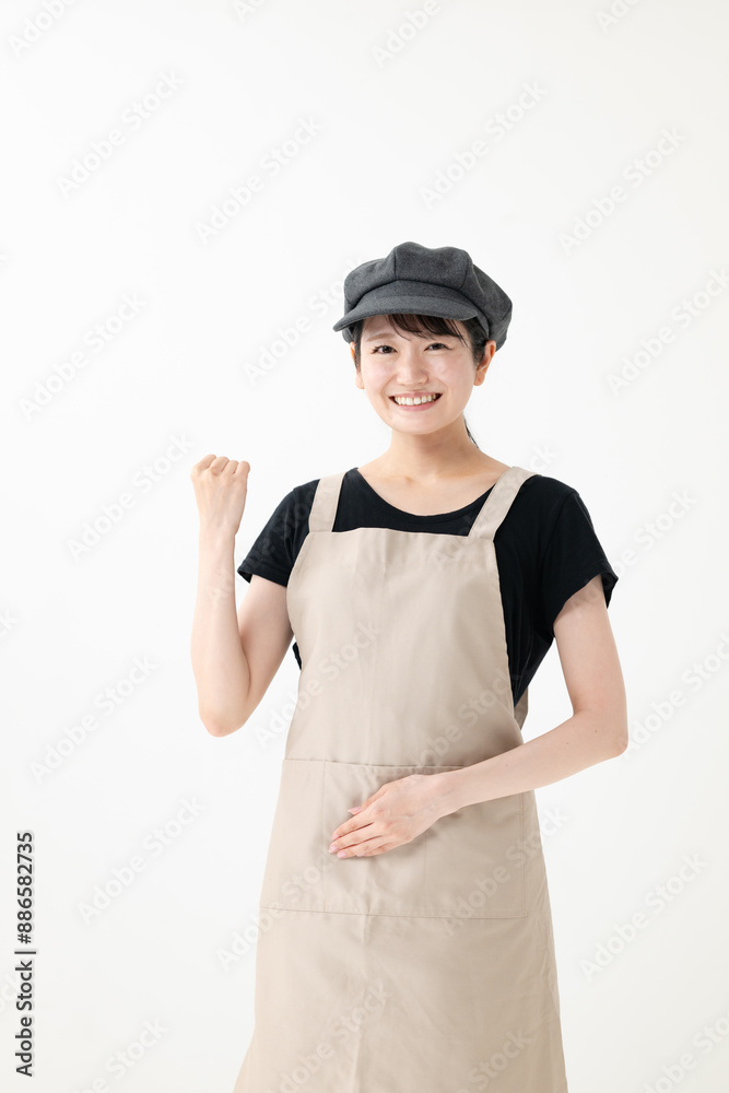 ガッツポーズをするエプロン姿の女性 ガッツポーズをするエプロン姿の女性