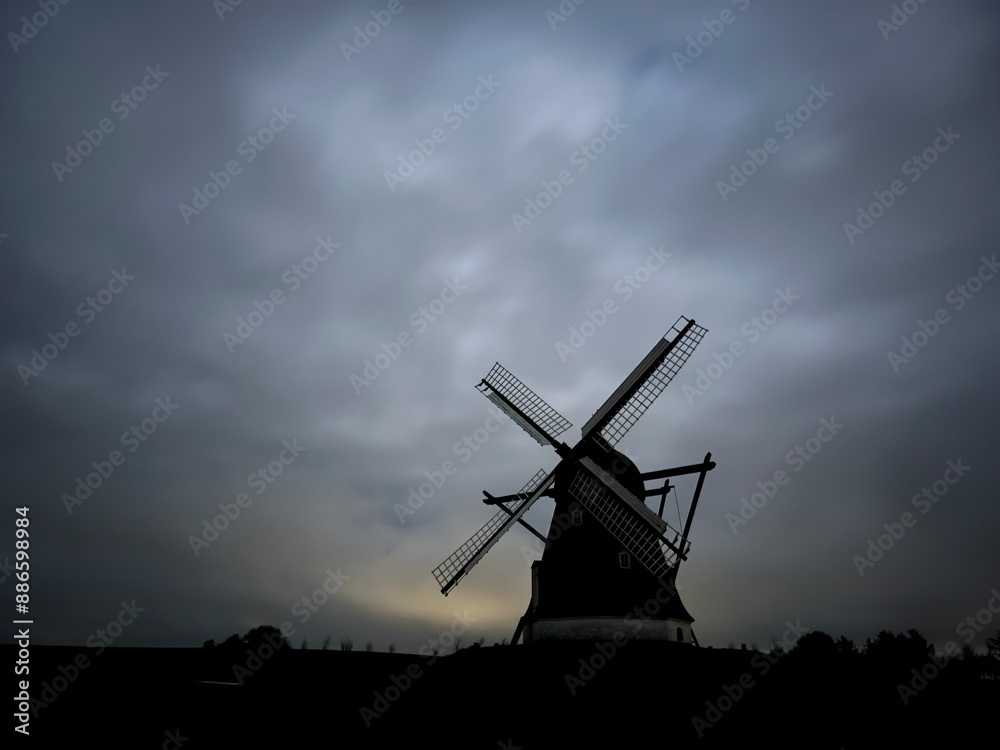 Naklejka premium windmill at dusk