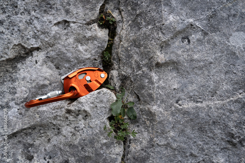 Belay device for climbing on rocks