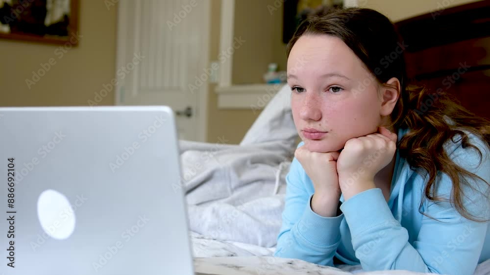 Boy and girl watching movie on laptop Young couple watching movie on laptop at home while sitting at the floor and eating popcorn. Weekends concept Boy and girl watching movie on laptop Young couple watching movie on laptop at home while sitting at the floor and eating popcorn. Weekends concept