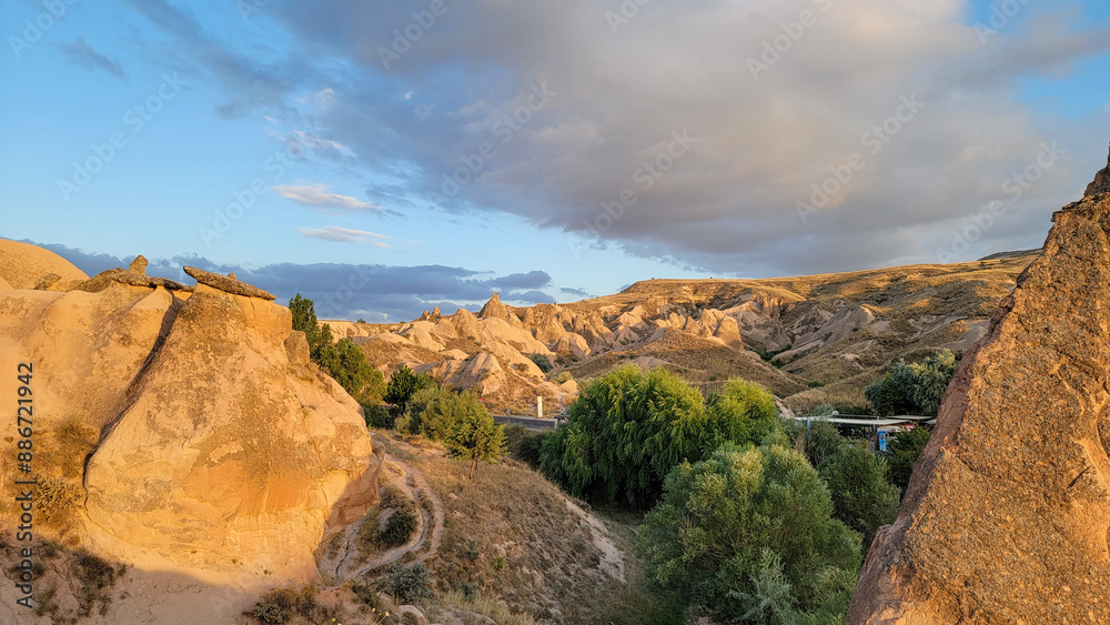 Obraz premium A view of a valley of stones of different shapes that create compositions
