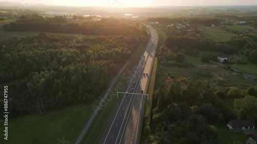 podróż autostradą w stronę zachodu słońca