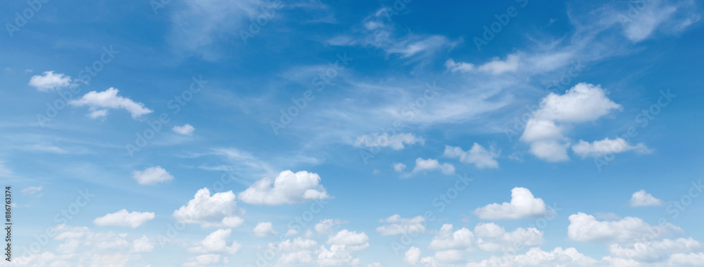 Obraz premium sky is blue and full of clouds. The clouds are scattered throughout the sky