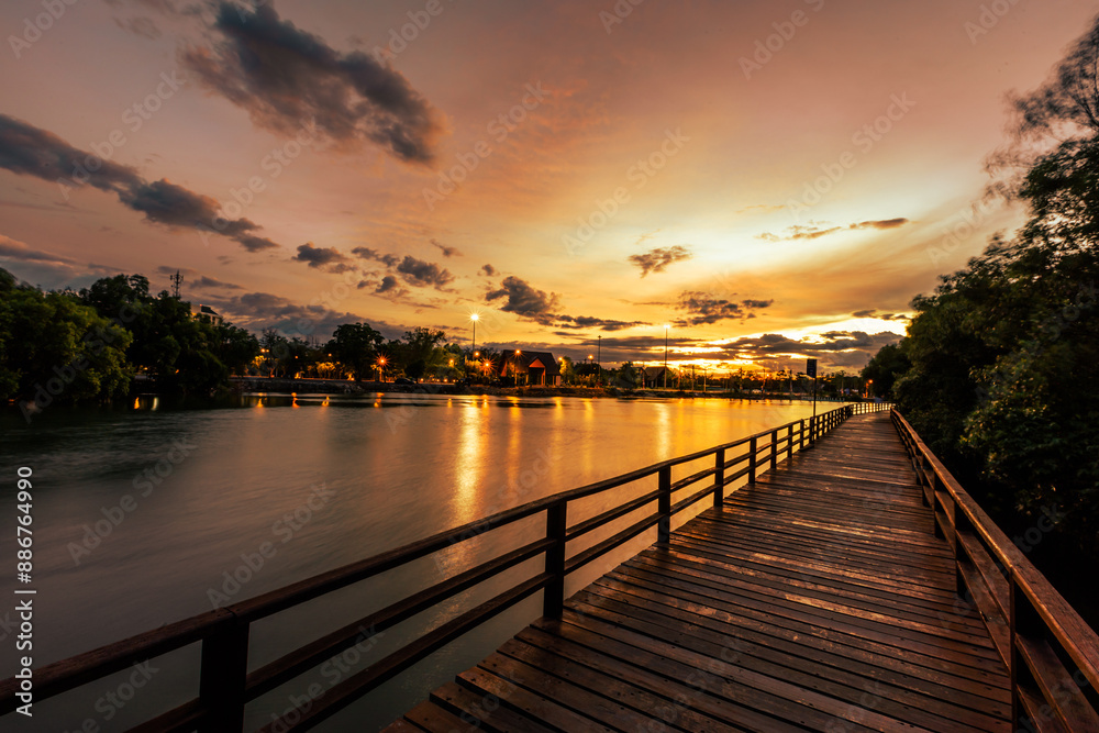 Obraz premium Close-up view of the natural background of the wooden bridge, which is surrounded by mangrove forests, colorful leaves of the leaves, blown through the blurred coolness during ecological travel.