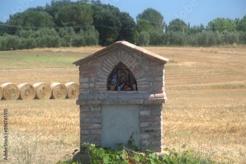 Tabernacolo con immagine sacra nei campi - Campagnia Toscana photo