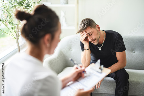 Φωτογραφία Man with psychologist theraphy social problems concept drug addiction talk to a