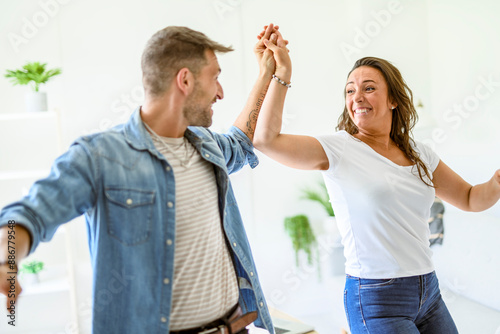 Fotografia Happy couple dancing together at home