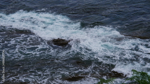 Mer et vagues qui se fracassent contre les rochers, forte tempête, beaucoup de vent, falaise, approche des plages, beauté aquatique, sûr une île déserte, un peu de nature, plage de cailloux, marée