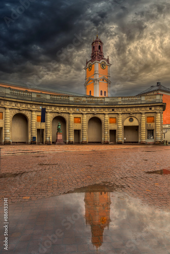 Schloss in Gamla Stan Stockholm mit Spiegelung in der Pfütze