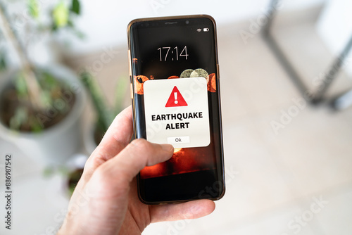 Foto New earthquake alert notification on the smart phone.