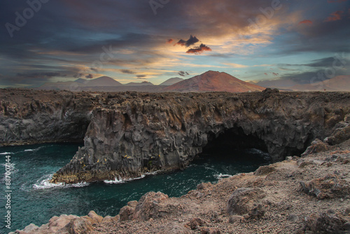 Krajobraz wulkaniczny, Los Hervideros, Lanzarote photo