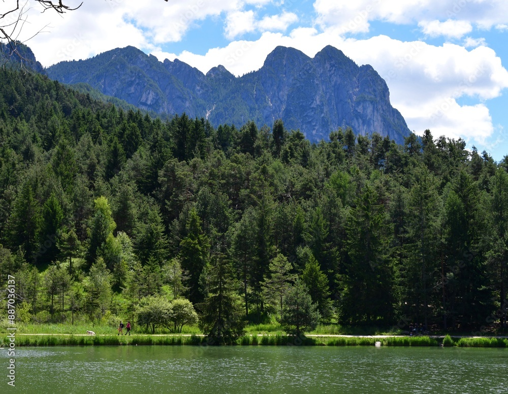 Ein See und der Schlern bei Völs am Schlern in Südtirol