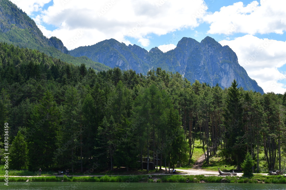 Ein Bergsee und dahinter der Schlern in Südtirol