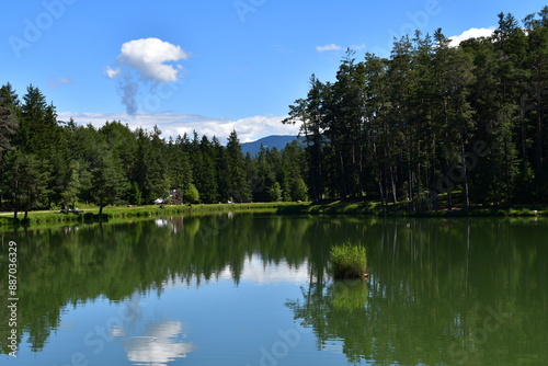Obraz na płótnie Ein See bei Völs am Schlern in Südtirol w salonie