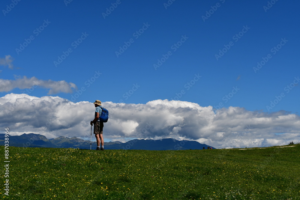 Mann wandert bei Völs am Schlern in Südtirol