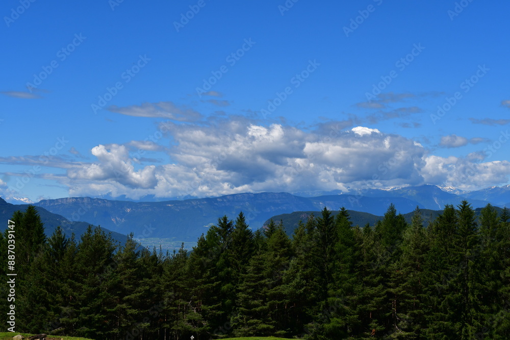 Schöne Land mit Bergen bei Völs am Schlern in Südtirol