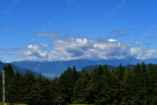 Obraz na płótnie Schöne Land mit Bergen bei Völs am Schlern in Südtirol w salonie