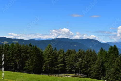 Obraz na płótnie Schöne Landschaft bei Völs am Schlern in Südtirol w salonie